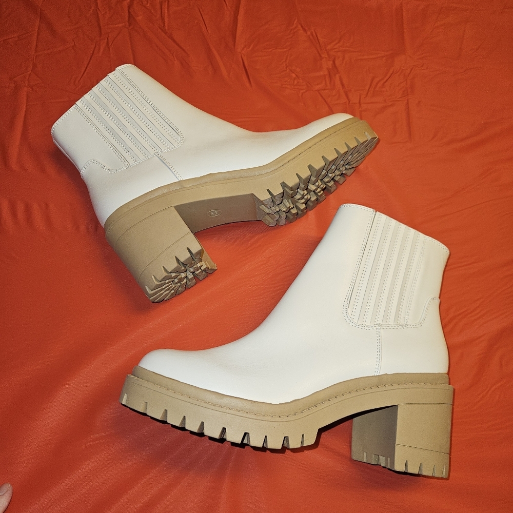 SM New York Brooklyn Style Ivory & Tan w/Side Zip Chunky Heel Boots sz8.5 NWOT
